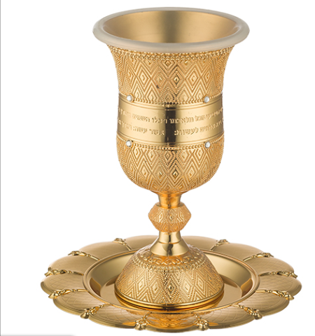 Verre kidouch en métal doré et soucoupe