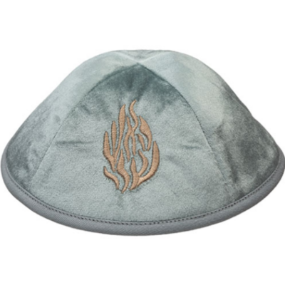 Kippa en velours verte avec broderie esh Breslev en gris