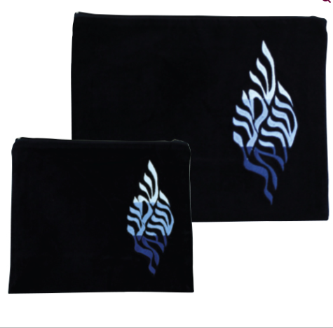 Pochettes talith et téfilines en velours bleu marine avec broderie "shéma Israel" en forme de flamme.