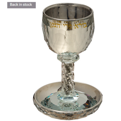 Verre à kidouch en cristal avec pied torsadé décoré de pierres blanches