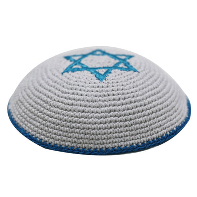 Kippa crochetée blanche de 17 cm avec liseret et Maguen David bleu
