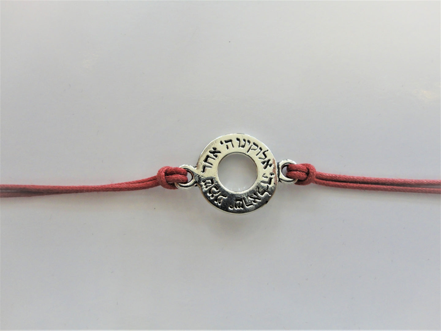 Bracelet fil rouge avec Shema Israël gravé sur métal