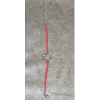 Bracelet en fil rouge et cercle avec inscription "Shema Israel" en hébreu